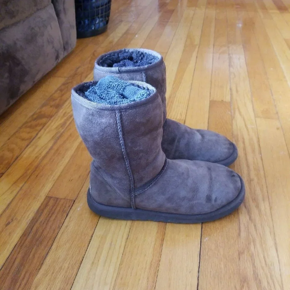 UGG boots size s/n 5825, size 8